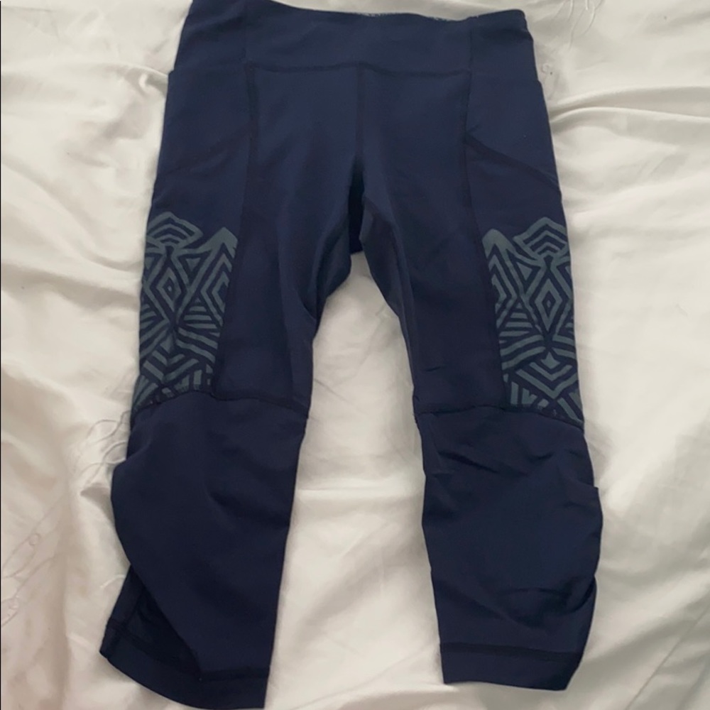 LULULEMON BLUE TIGHT KNEE-LENGTH SHORTS (S)